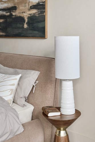 Biała lampa stołowa Bremner White 75,5 cm ceramiczna podstawa jasny abażur 