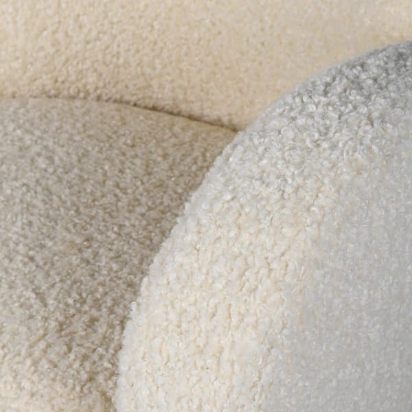 Fotel Belgrave White 89 cm jasne obicie sztuczna owcza skóra drewniana podstawa