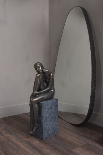 Rzeźba Portland Thinking 75 cm – siedząca kobieta w brązie i szarości