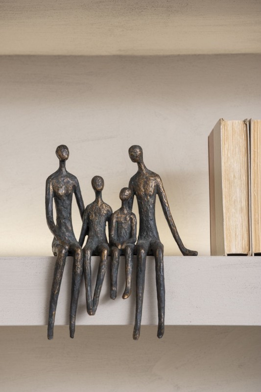 Rzeźba Sitting przedstawiająca czteroosobową rodzinę siedzącą na krawędzi mebla