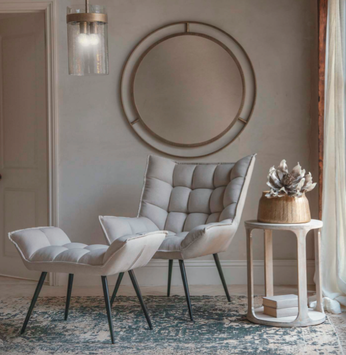 Fotel Marylebone kremowy z podnóżkiem pikowany ze zdobionym oparciem