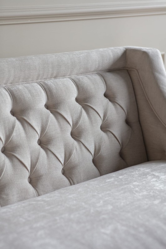 Sofa Cheval Ivory trzyosobowa 200 cm kremowe obicie ozdobne guziki dekoracyjne przeszycia