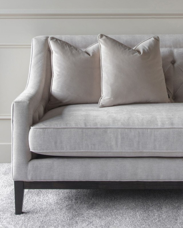 Sofa Cheval Ivory trzyosobowa 200 cm kremowe obicie ozdobne guziki dekoracyjne przeszycia