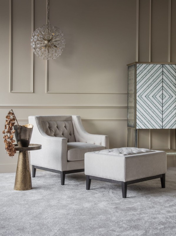 Fotel Cheval Ivory 86 cm kremowe obicie ozdobne guziki dekoracyjne przeszycia