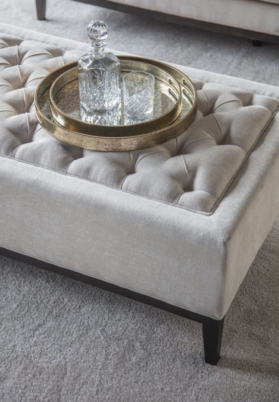 Otomana Cheval Ivory 140 cm podnóżek stołek kremowe obicie ozdobne guziki dekoracyjne przeszycia