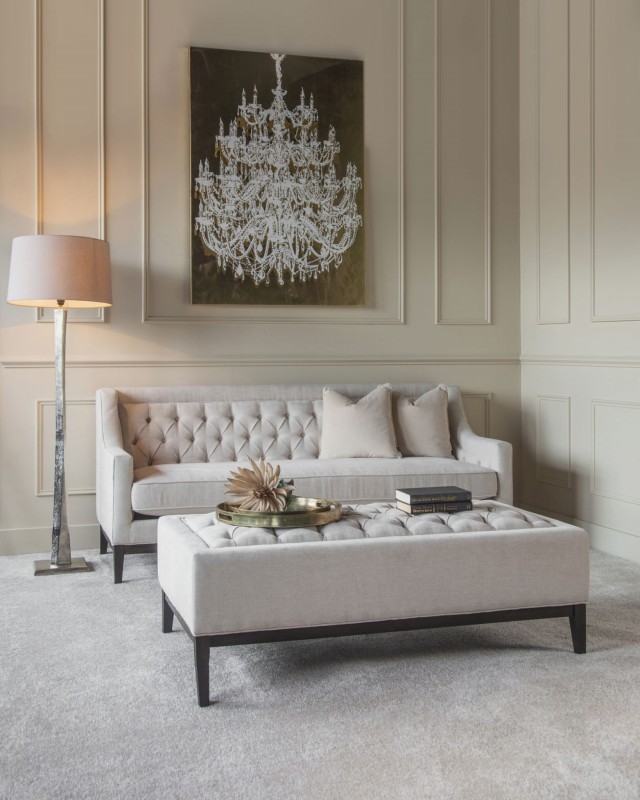 Otomana Cheval Ivory 140 cm podnóżek stołek kremowe obicie ozdobne guziki dekoracyjne przeszycia