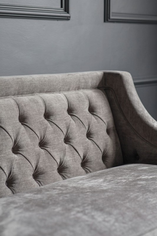 Sofa Cheval Grey trzyosobowa 200 cm szare obicie ozdobne guziki dekoracyjne przeszycia