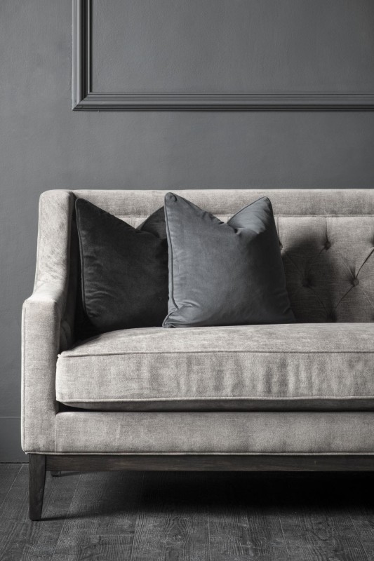 Sofa Cheval Grey trzyosobowa 200 cm szare obicie ozdobne guziki dekoracyjne przeszycia