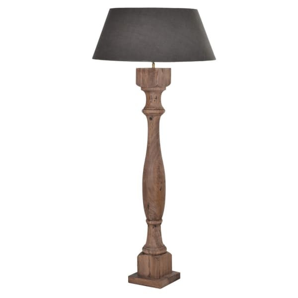 Duża drewniana lampa stojąca z czarnym abażurem