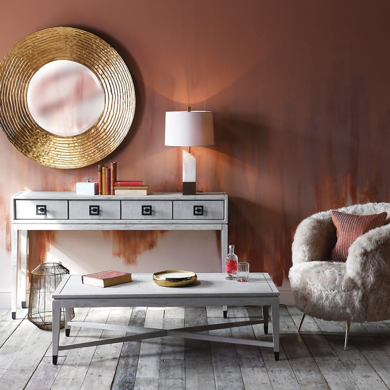 Fotel Lyall Elegant owcza skóra białe siedzisko złote nóżki