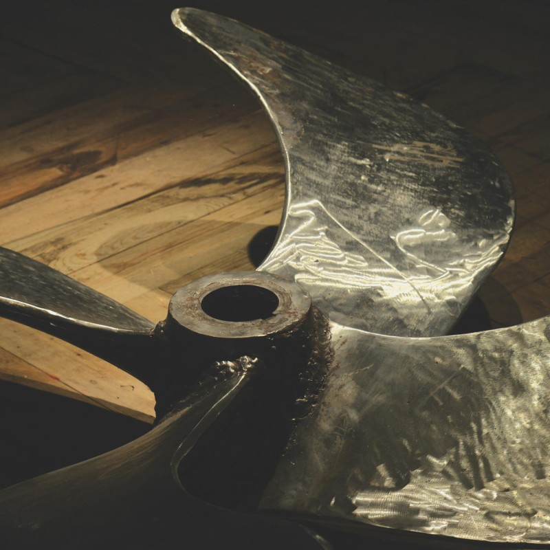 Stolik kawowy Junk Art Propeller Square 110 cm szklany kwadratowy blat podstawa śruba kutra rybackiego unikat