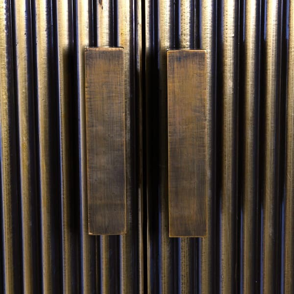 Designerski barek na alkohole Antique Brass w nowoczesnym salonie