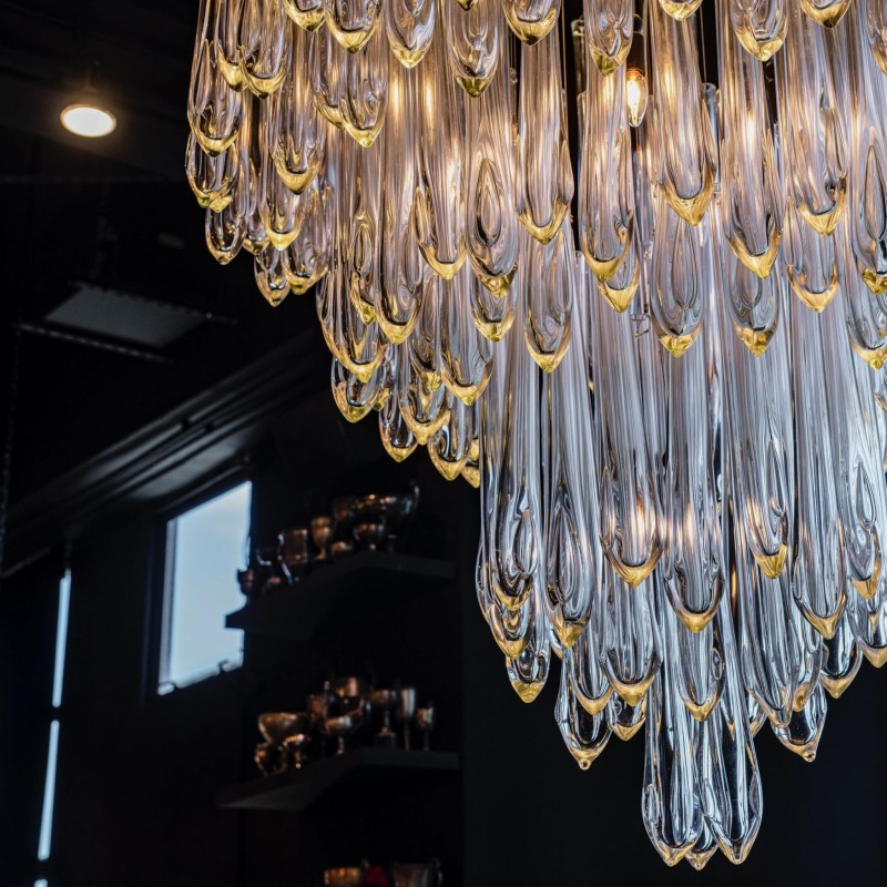 Detal ręcznie dmuchanych i polerowanych szklanych kropli żyrandola Tiffany