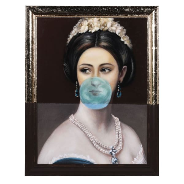 Obraz Bubble Gum 92x72 cm płótno złota i czarna rama kobieta z gumą balonową