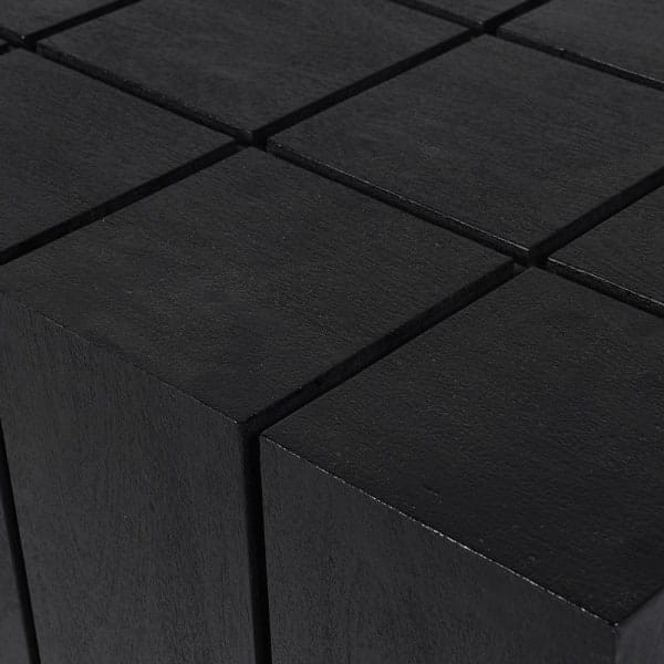 Detal segmentowego blatu czarnego stolika Mango Black