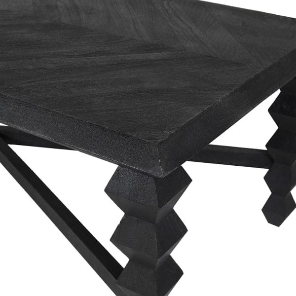Detal czarnego blatu i geometrycznej nogi stolika Geo Black