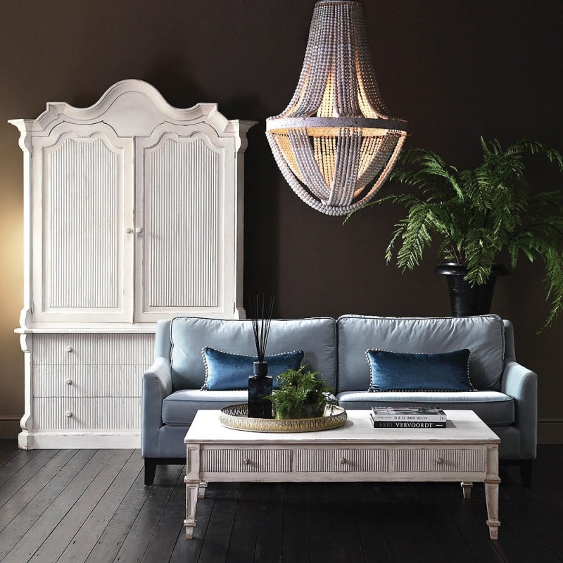 Żyrandol boho z koralików jako główne oświetlenie w jasnym salonie