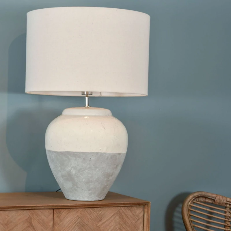 Porcelanowa lampa stołowa na dużą komodę