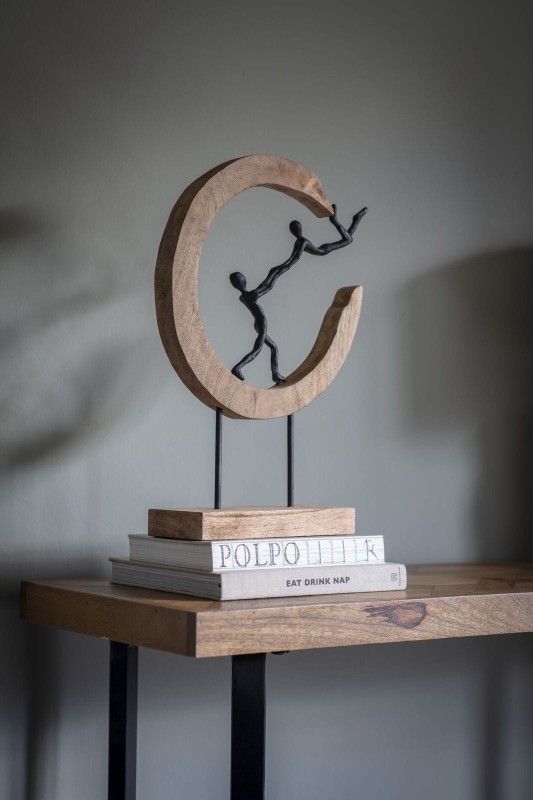 Rzeźba Wooden Play 46 cm bawiąca się para czerń i drewno