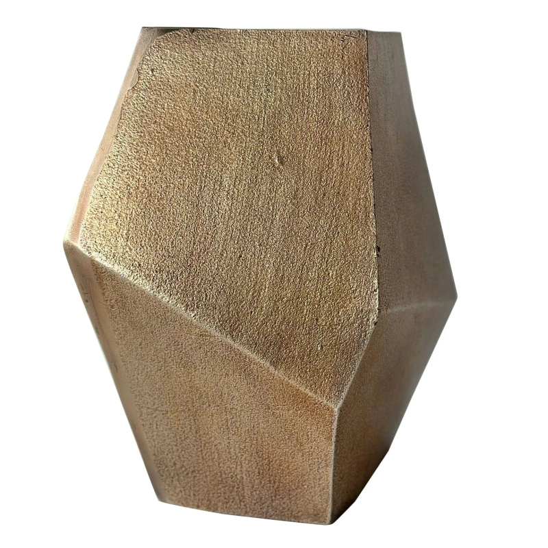 Geometryczny wazon z teksturowanego aluminium