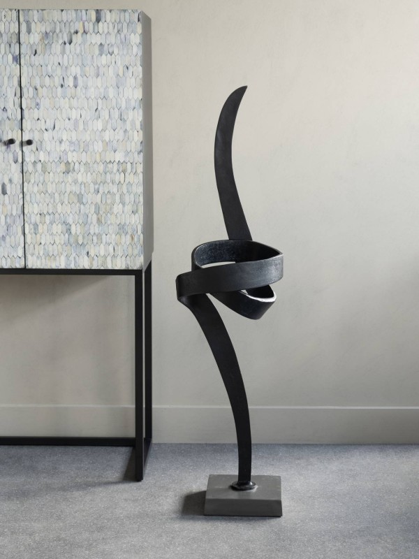Czarna rzeźba podłogowa Eccleston 128 cm z aluminium