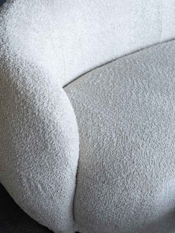 Zaokrąglona mała sofa Ennismore 191 cm boucle tkanina bukla kremowa kanapa