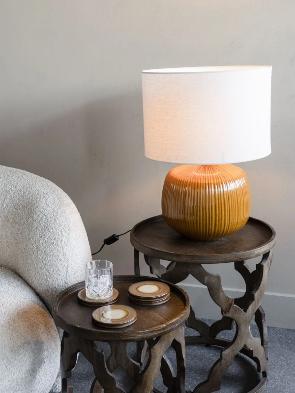 Ceramiczna lampa stołowa z jasnym lnianym abażurem