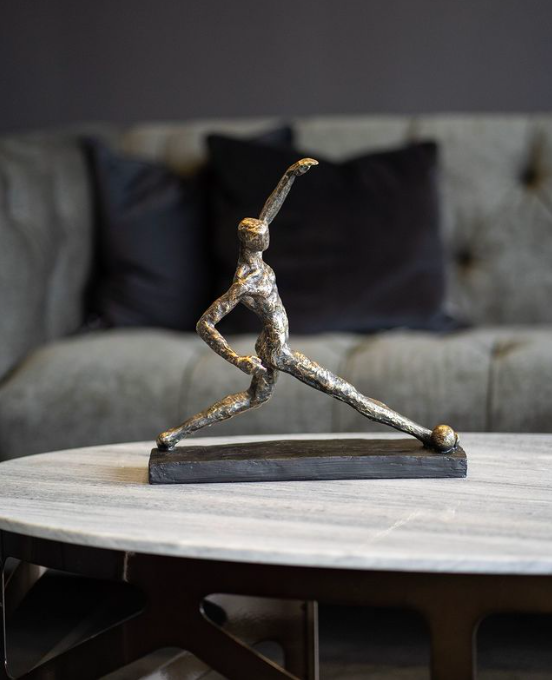 Rzeźba Chiswick Sport Football 34 cm antyczny brąz poliresin figurka dekoracyjna piłkarz