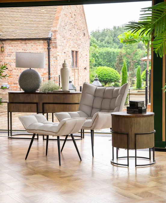 Fotel Marylebone kremowy z podnóżkiem pikowany ze zdobionym oparciem