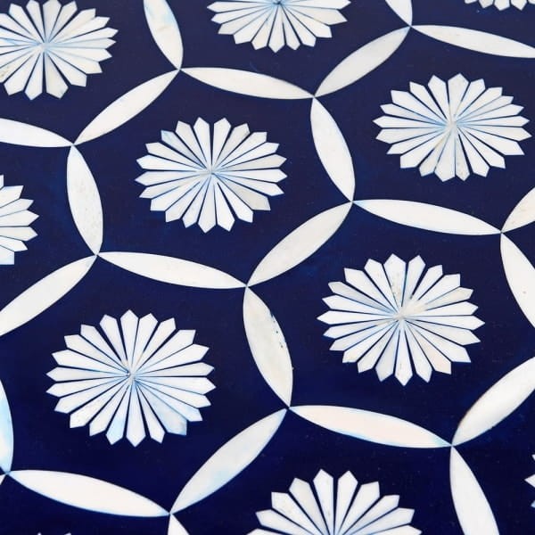 Okrągły stolik kawowy Belize Blue 100 cm średnicy inkrustowany kością biel, czerń i złoto oryginalny kształt geometryczny wzór