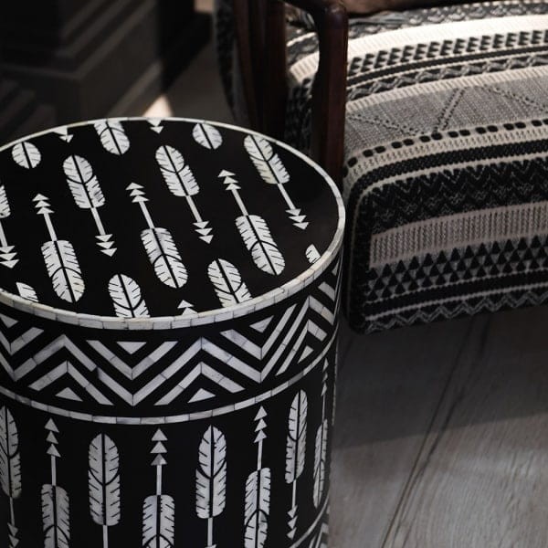 Okrągły stolik pomocniczy Belize 45 cm średnicy inkrustowany kością biel i czerń