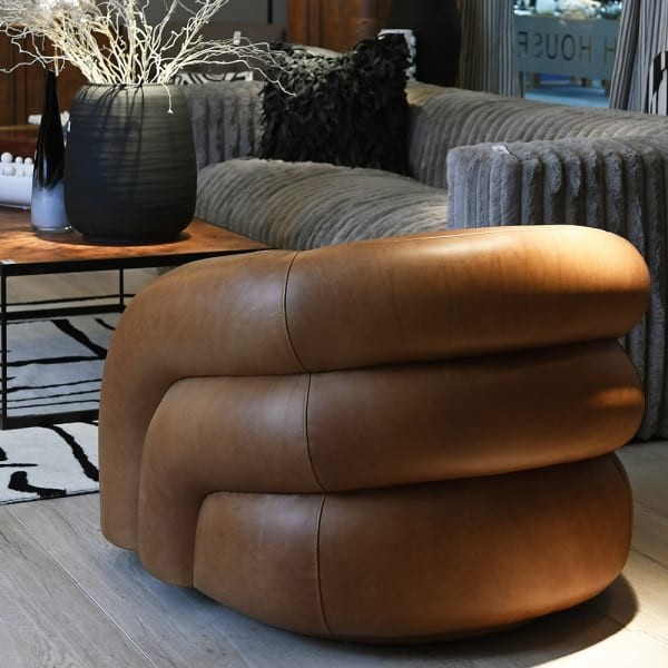 Brązowy fotel do salonu o zaokrąglonym organicznym kształcie