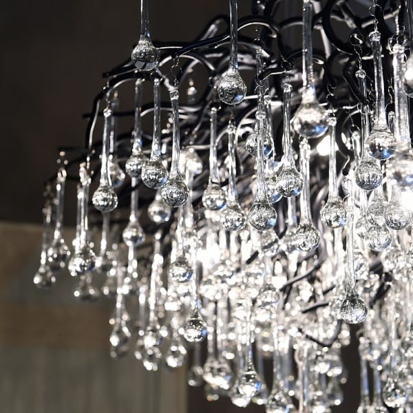 Szklane krople w czarnym żyrandolu – elegancki detal luksusowej lampy wiszącej