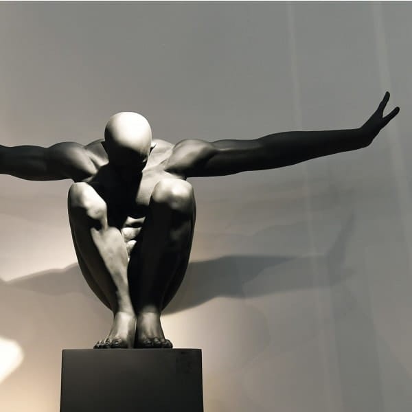 Halycon Black Male rzeźba mężczyzna 62x97 cm poliresin