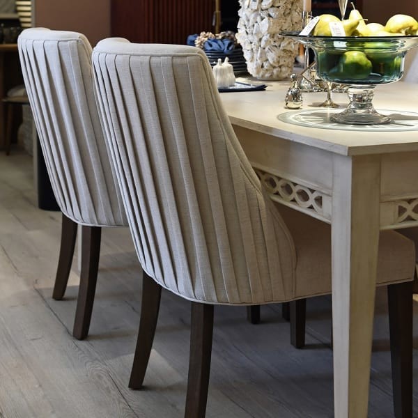 Krzesło do jadalni Savile Cream kremowe obicie nogi drewniane dekoracyjne obszycie