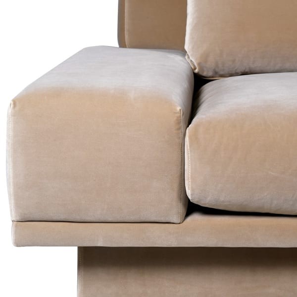 Karmelowa sofa trzyosobowa do nowoczesnego salonu