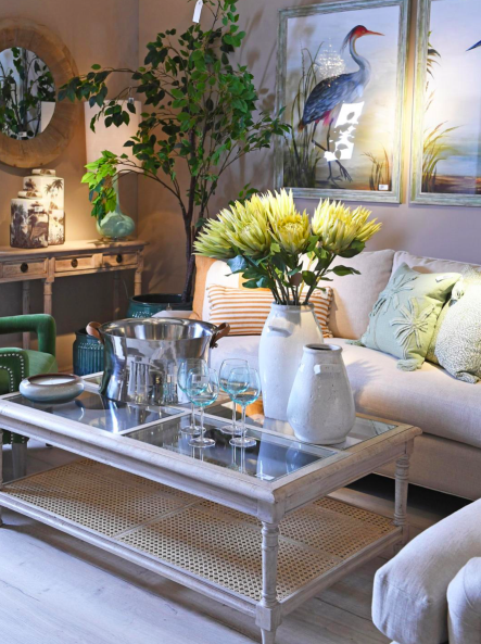 Drewniany stolik kawowy Imperium 130x80 cm akacja szklany blat dekoracyjny rattan