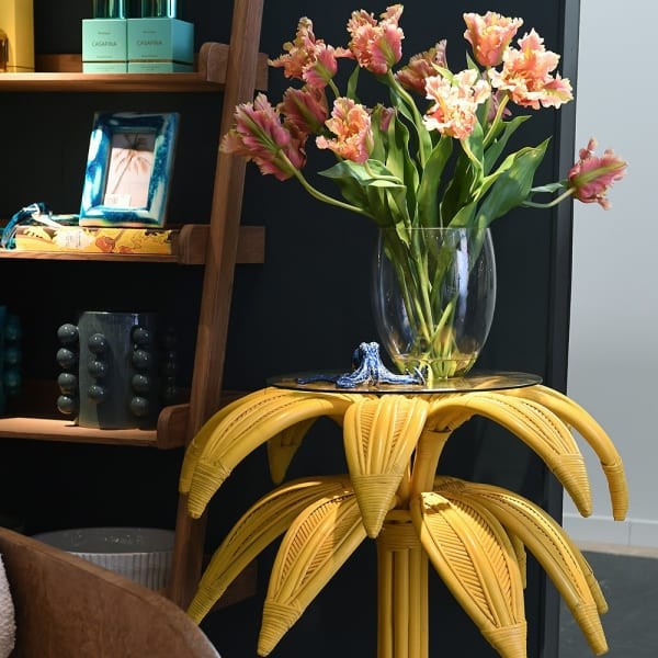 Stolik pomocniczy Yellow Palm 80 cm wysokości rattan szklany blat okrągły