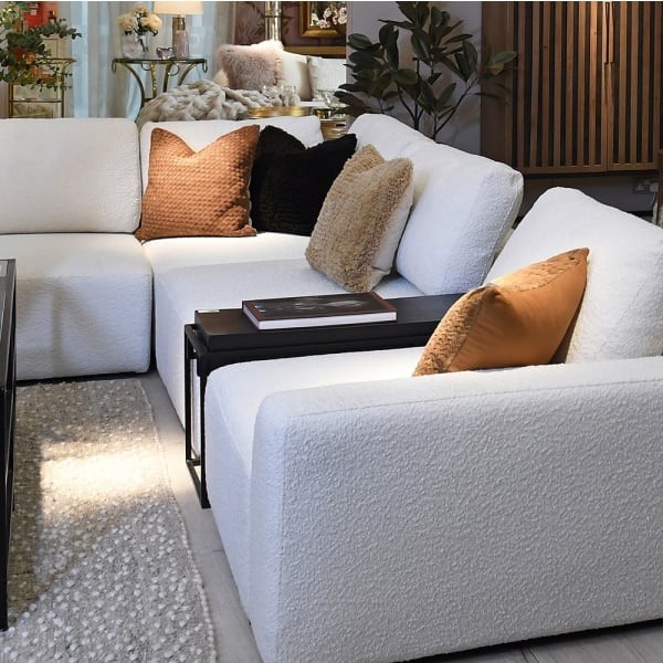 Biały narożnik Cloud Boucle - biała sofa modułowa do salonu pięć elementów