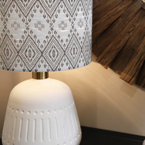 Biała lampa ceramiczna Orient z ręcznie tkanym abażurem