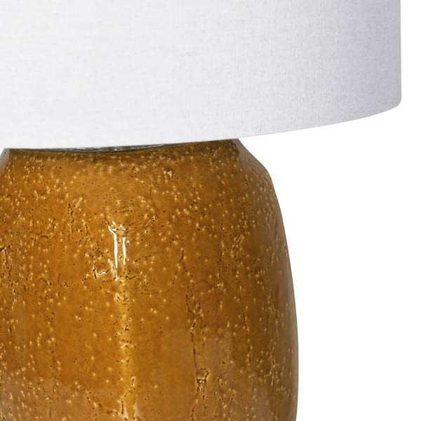 Ochrowa lampa ceramiczna z białym lnianym abażurem
