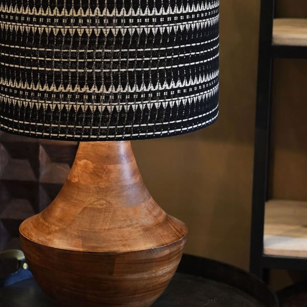 Duża drewniana lampa stołowa z ręcznie haftowanym lnianym abażurem