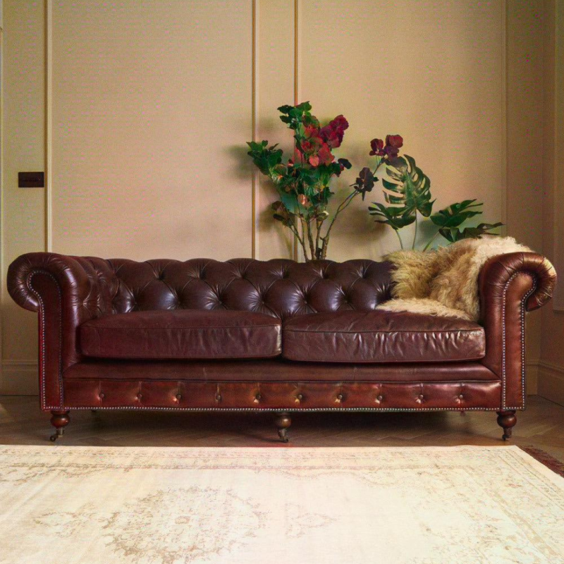brązowa sofa Chesterfield skórzana z pikowanym oparciem