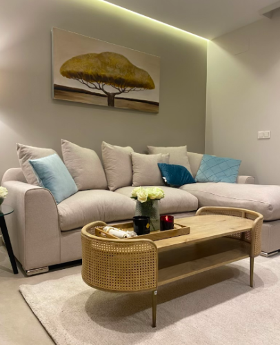 Drewniany stolik kawowy Taba 127x50 cm drewno i rattan owalny blat