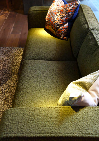 Zielona sofa boucle 3-osobowa 225 cm z tkaniną teddy i czarnymi nogami