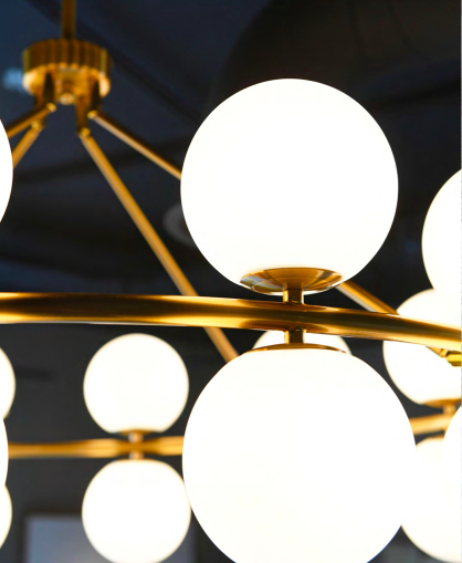 Lampa sufitowa White Bubble 125x112 cm kule mleczne szklane żyrandol złota rama