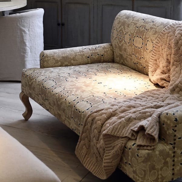Wzorzysta sofa dwuosobowa Light Cotton 153 cm kremowa kanapa mała