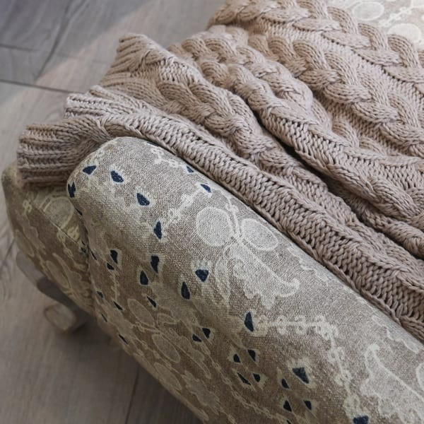 Wzorzysta sofa dwuosobowa Light Cotton 153 cm kremowa kanapa mała
