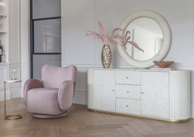 Fotel obrotowy do salonu lub sypialni pokryty różowym velvet