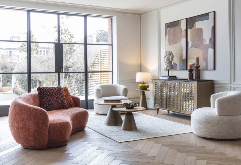 Zaokrąglona mała sofa Ennismore Burnt 180 cm tkanina Chenille pomarańczowa kanapa